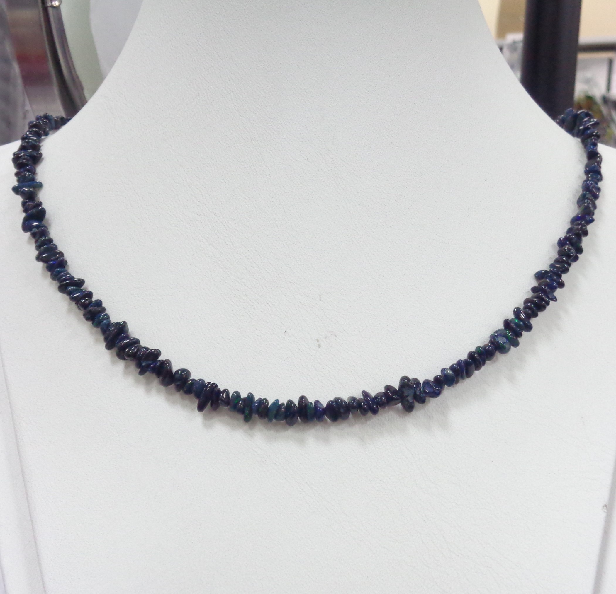 Бусы из опала